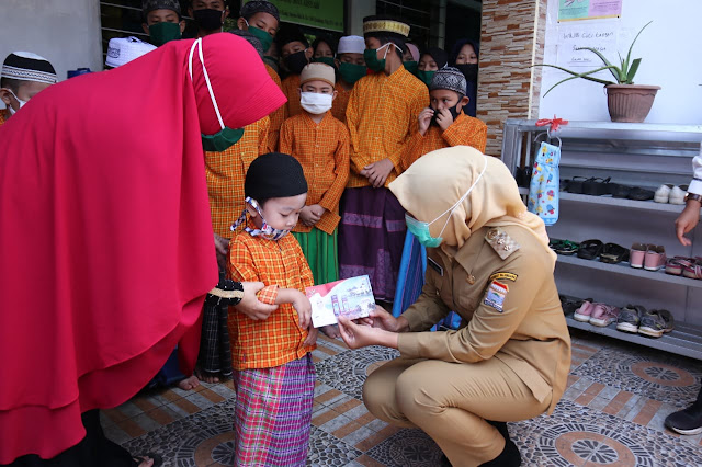 Wawako Palembang Silaturahmi dan Berikan Bantuan ke Panti Asuhan Siti Aisyah