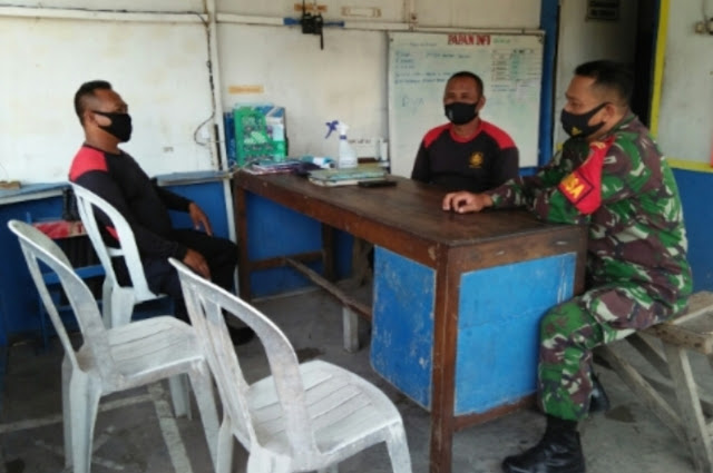 Babinsa Desa Banaran Jalin Komsos dengan Satpam