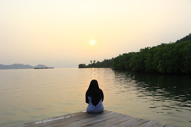 Menikmati sunrise di Pulau Pahawang