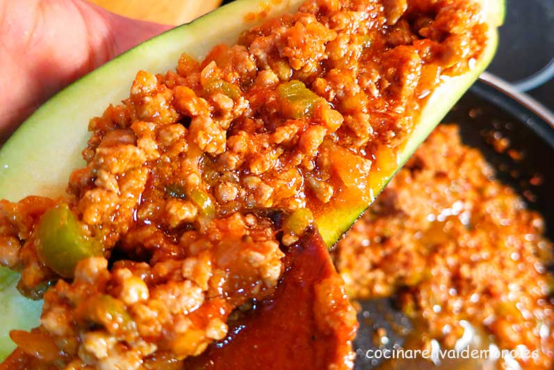 Rellenando las berenjenas vaciadas con la salsa boloñesa