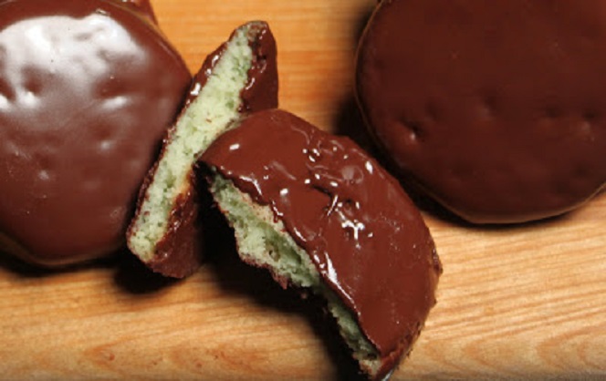this is how to make the popular Thin Mint girl scout cookies and a photo of the chocolate covered cookie