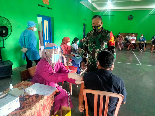 Babinsa Wonosari Melaksanakan Pendampingan Vaksinasi di Wilayah Binaan