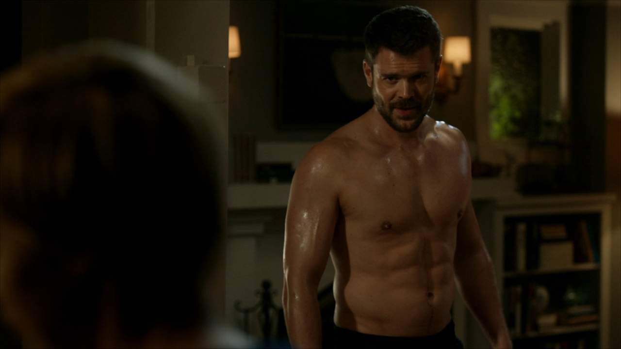 Charlie Weber got his first proper shirtless scene of the new season this w...