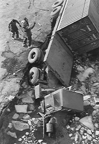 Truck_falling_through_the_ice_pier_in_1983.jpg
