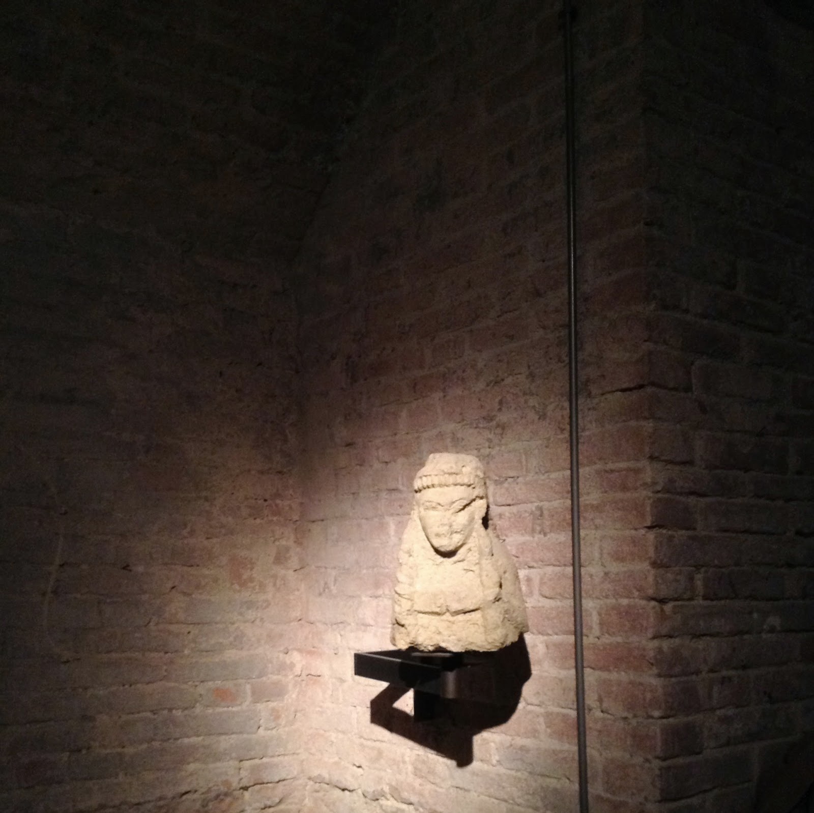Museo Archeologico di Siena: statua funeraria in pietra fetida