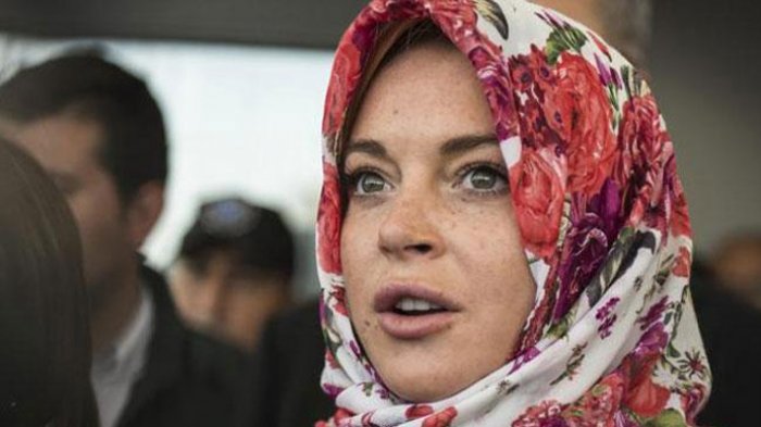 Tampak Sering Pakai Jilbab, Belajar Puasa dan Membaca Al-Qur'an Lindsay Lohan Mualaf? Tampak Sering Pakai Jilbab, Belajar Puasa dan Membaca Al-Qur'an Lindsay Lohan Mualaf?