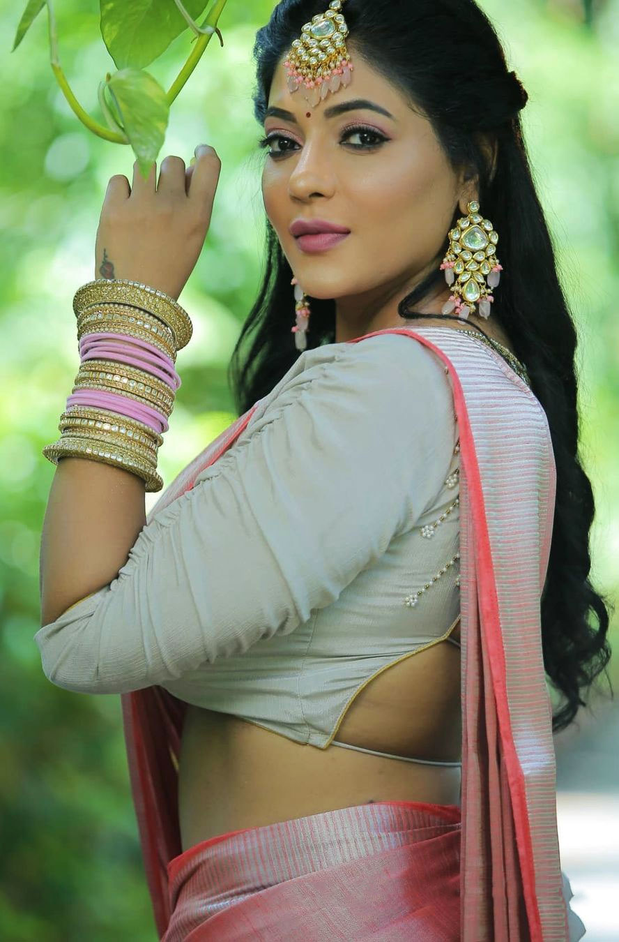 Reshma Pasupuleti Hot Photos in Silk Saree.