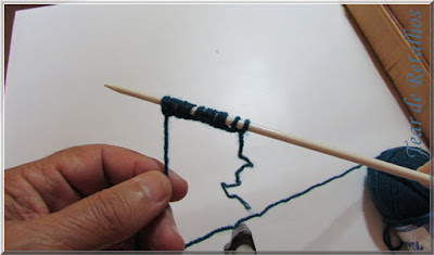 Foto mostrando uma agulha de tricô com uma base de pontos montada pela técnica da Montagem Simples de pontos