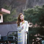 Pretty Yu Jin In Outdoors Photo Shoot Foto 14