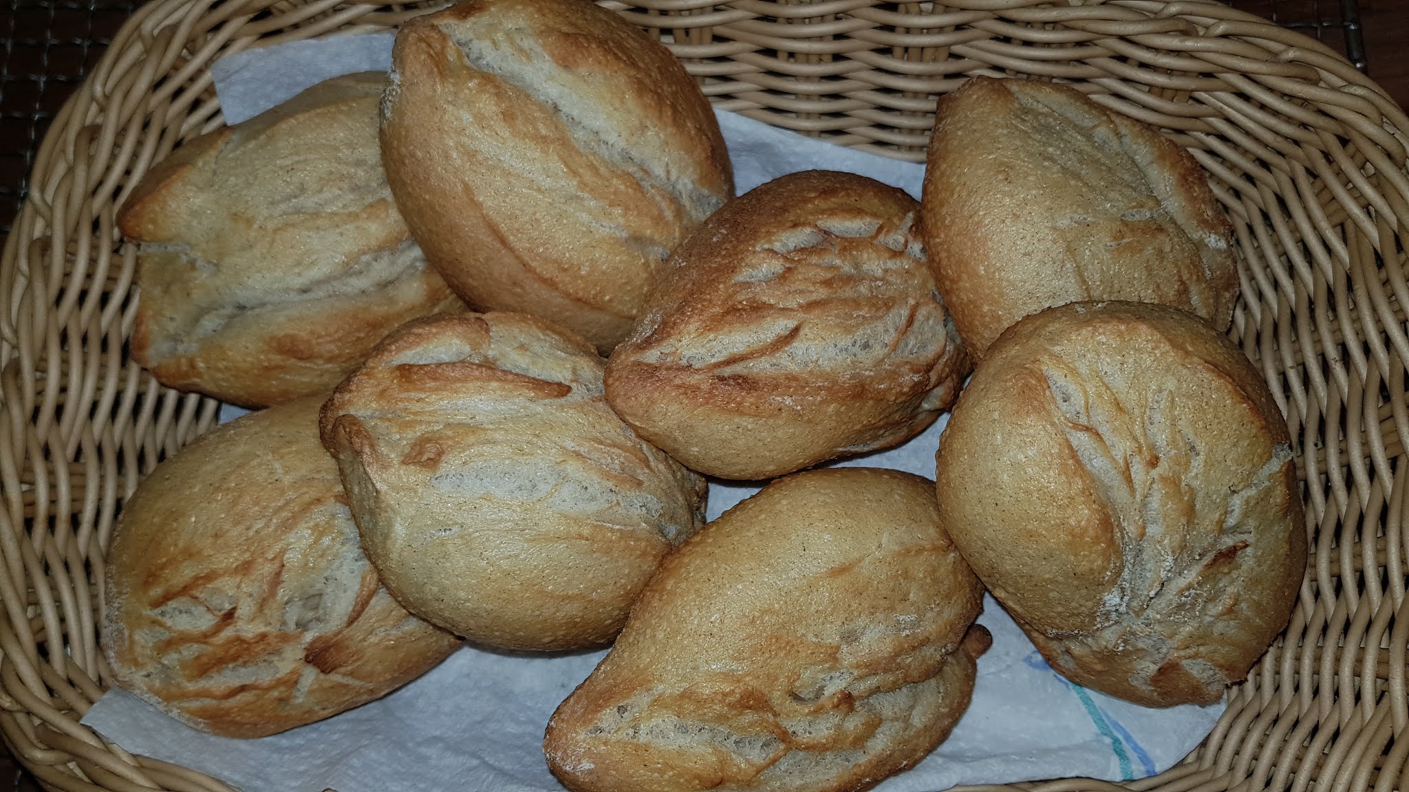 Frankenweck - knusprig knackige Brötchen mit langer Frischhaltung 11 Frankenweck, Zipfelweck, fränkische Kipf in Brotkorb, frisch gebacken