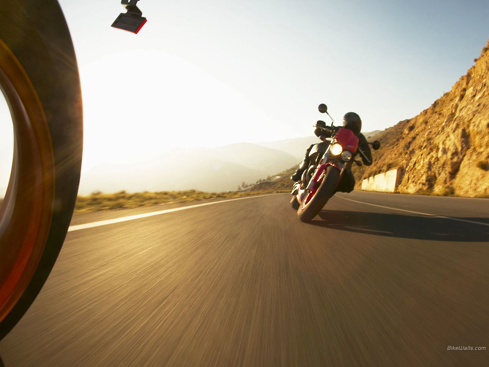 Как правильно ездить на мотоцикле. За рулем мотоцикла. Мотоцикл на шоссе. Байк на шоссе. Мотоцикл для путешествий.