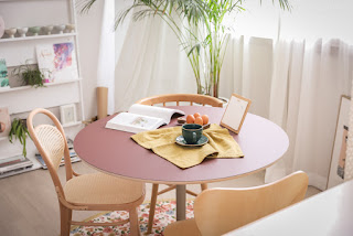 카페와 같은 홈 오피스 만들기에 적합한 원형 테이블로
