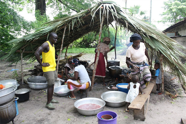 Mujeres del poblado preparando la comida