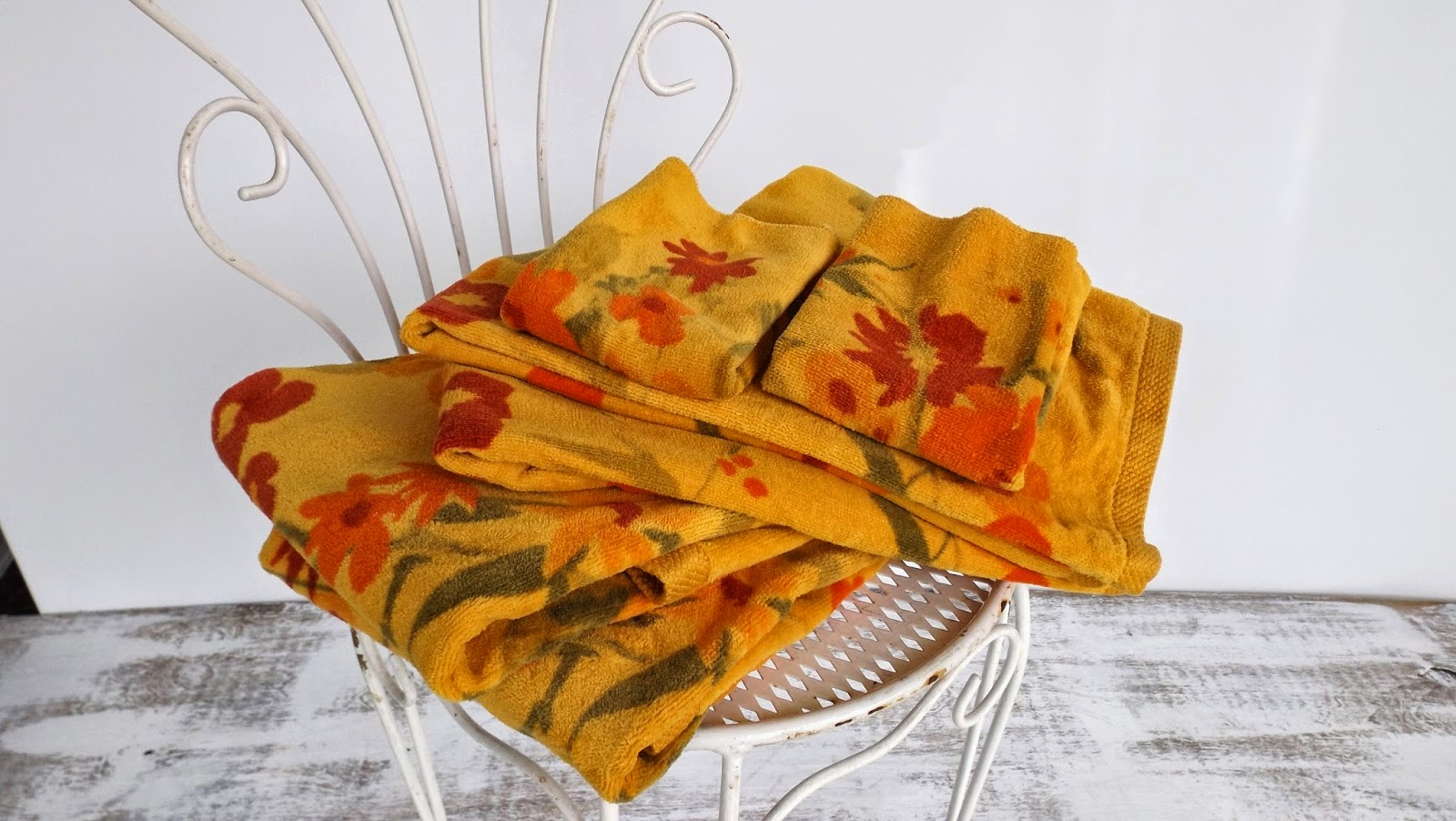 Still Stunning Vintage Resale Vintage Springmaid Bath Towel Set / Bath
