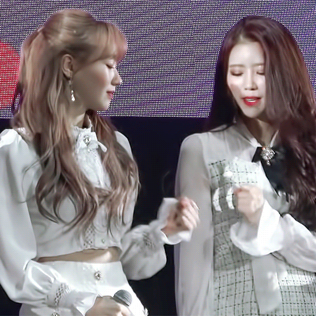 물은 먹고 싶은데 가지러가기 귀찮았던 러블리즈 미주.gif | 인스티즈