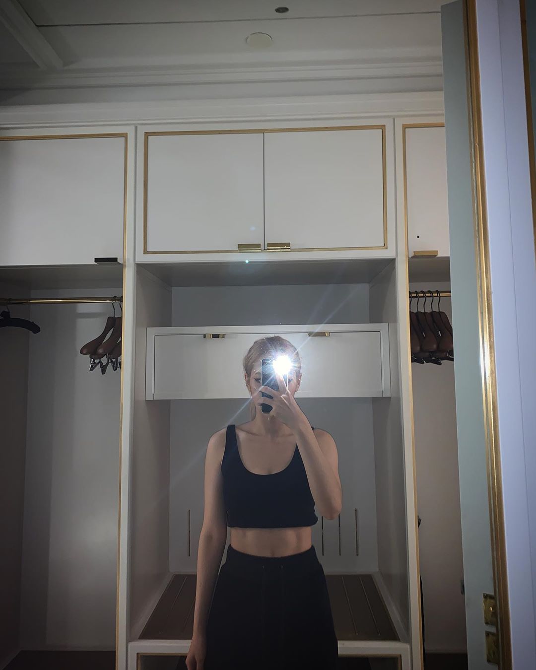 복근이 점점 생기는게 보이는 전소민.kard | 인스티즈