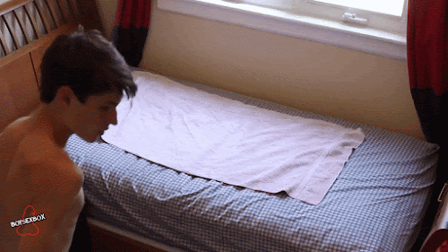 Novinho esperou ficar sozinho em casa para enfiar o dildo no cu