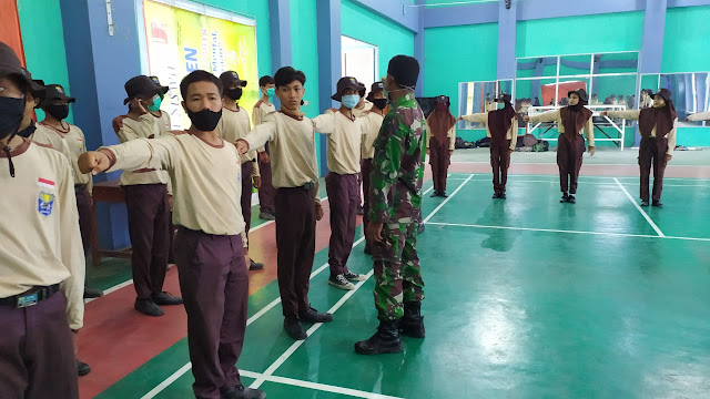 Minimalkan Kesalahan, Babinsa Koramil Karangmalang laksanakan Gladi Kotor Pasukan Pengibar  Bendera SMK Binawiyata