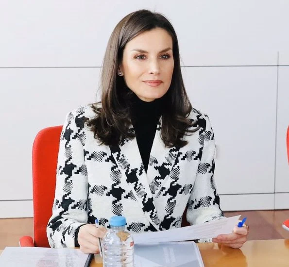 Queen letizia wore a houndstooth blazer by Uterque, and black leather pants by Uterque. Prada leathers shoes. The Spanish Federation of Rare Diseases