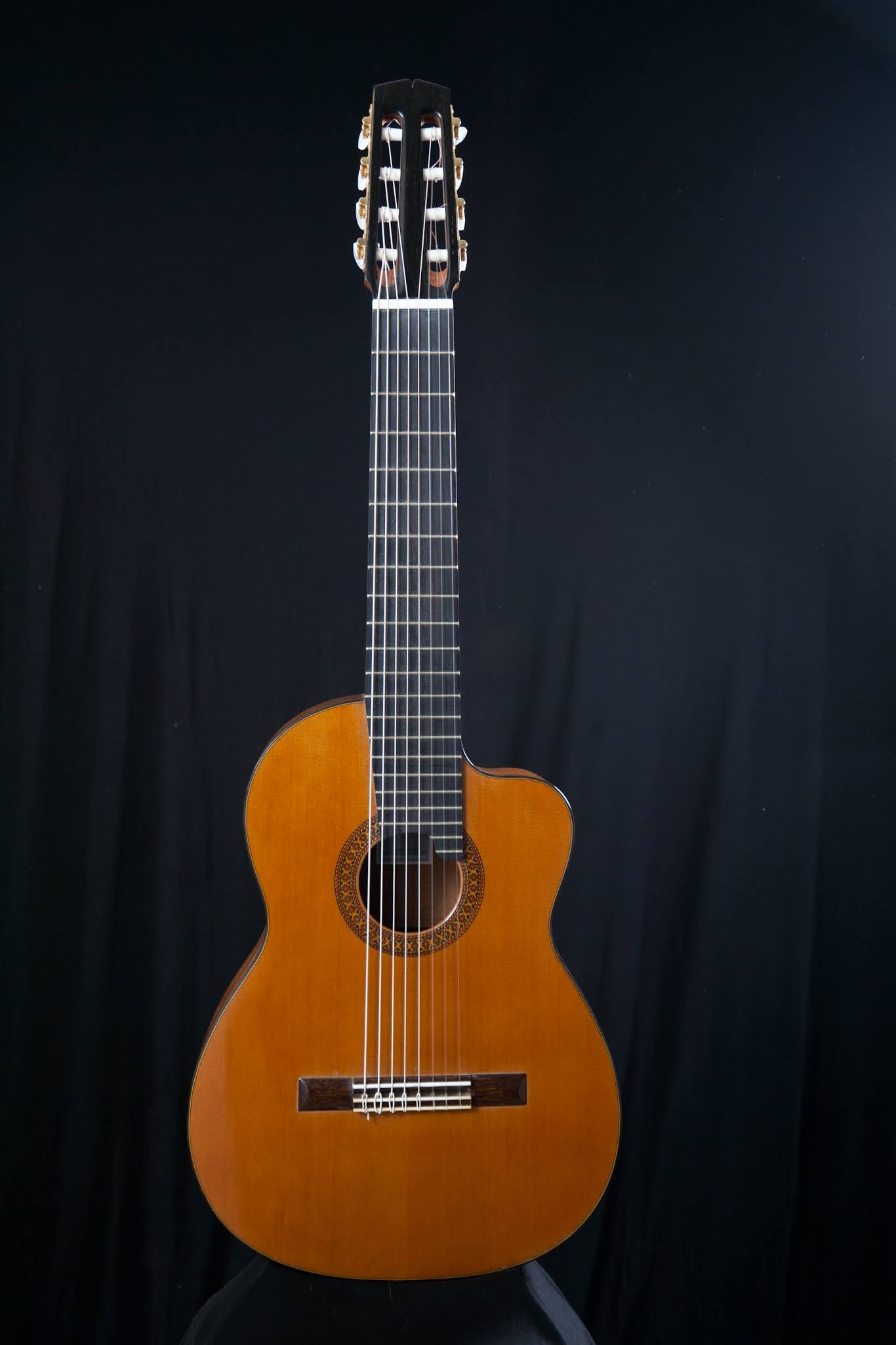 Changer les cordes d'une guitare Classique - Chronique du luthier