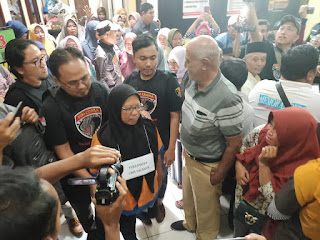 Polres Lumajang Dilurug Emak - Emak Polres Lumajang Dilurug Emak - Emak
