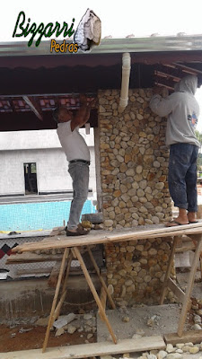Execução de revestimento com pedras do rio nos pilares de concreto em residência em Itatiba-SP.