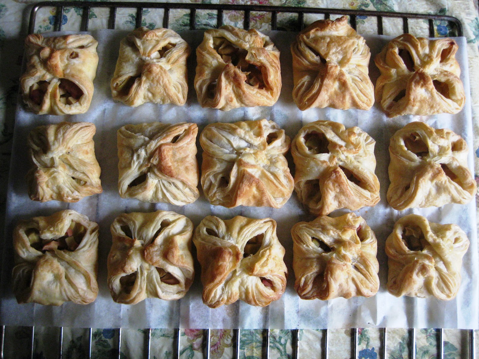 Слойки с яблоком и корицей из слоеного