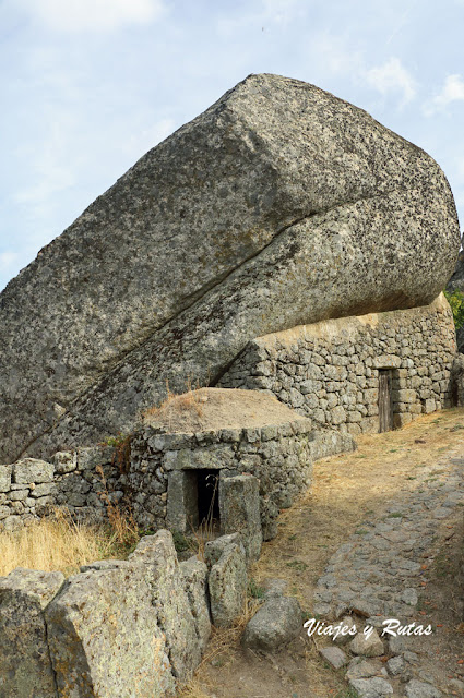 Grandes rocas sobre casas de Monsanto