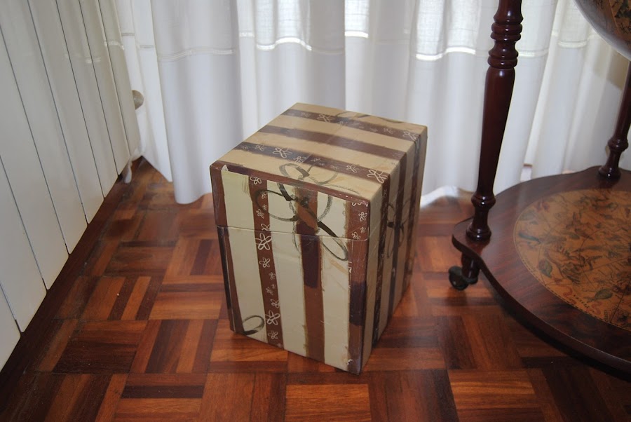 Como forrar una caja de vino de carton, como hacer una caja de regalo.