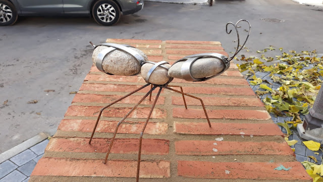 Escultura de hormiga para jardín de piedra y hierro