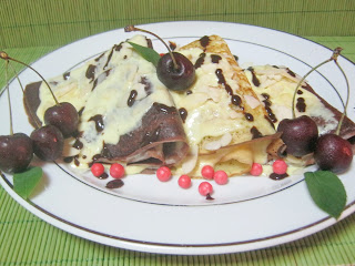 Clatite cu crema Chantilly si sos de ciocolata