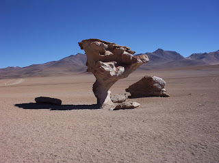 Rüzgâr erozyonu ile oluşmuş yer şekillerinden bir tanesi (Bolivya).