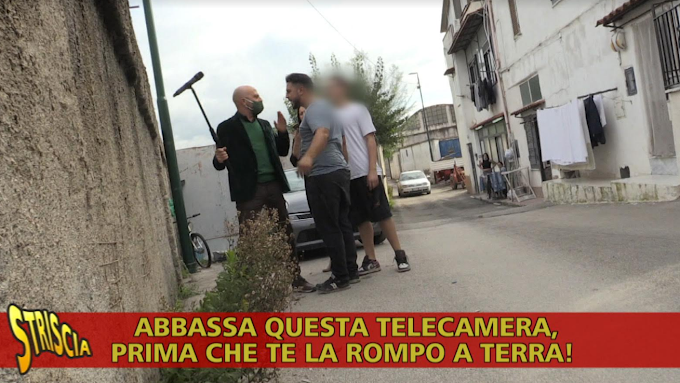 Striscia la notizia: Luca Abete e il suo cameraman aggrediti a San Giovanni Teduccio