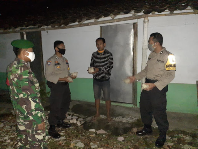 Jelang Sahur, Koramil Sragen Bersama Polsek Bagikan Nasi Bungkus Jelang Sahur, Koramil Sragen Bersama Polsek Bagikan Nasi Bungkus