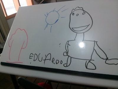 Ele desenhou um sol, uma árvore e um menino. Abaixo do desenho assinou seu nome.