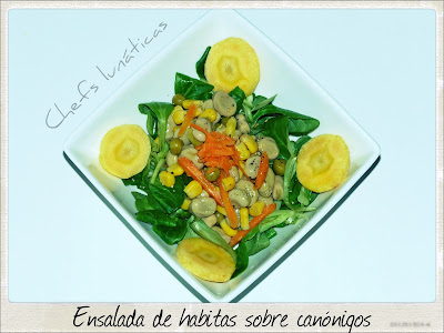 http://chefslunaticas.blogspot.com.es/2016/06/ensalda-de-habitas-sobre-canonigos.html