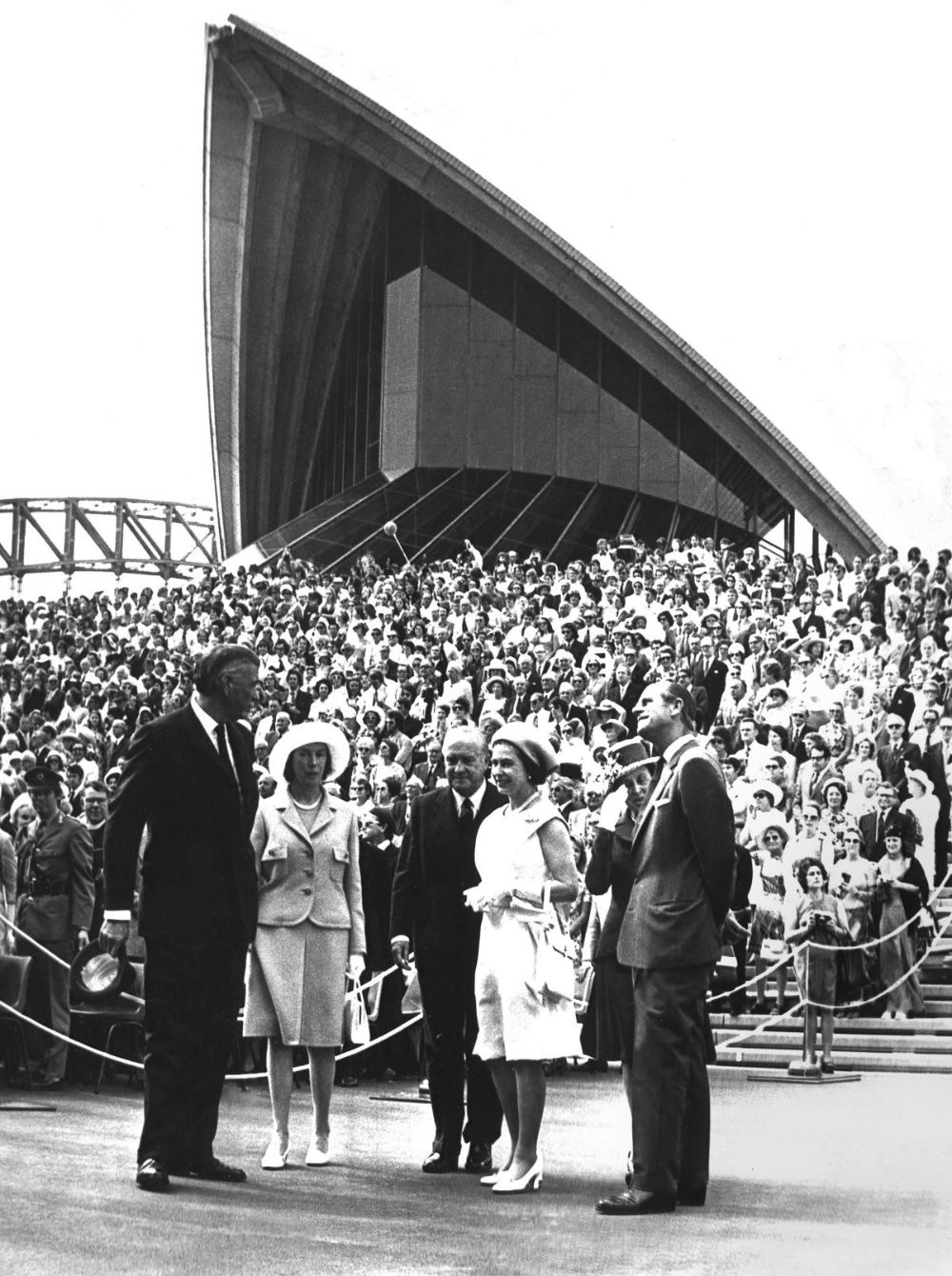 what years did the queen visit sydney australia