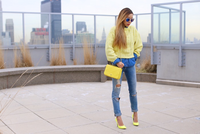 HM yellow melange knit sweater, blank denim ripped jeans, yellow neon pumps, tory burch robinson crossbody bag, blue sunglasses, denim on denim, chambray shirt, nyfw street style, nyfw, how to, color contrasting outfit