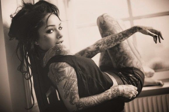 foto de una mujer tatuada muy atractiva
