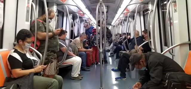 L'alba in metro ancora tra code e senza distanziamento. Preoccupa la riapertura delle scuole