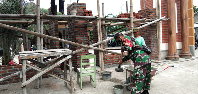 Babinsa Bantu Warga Gotong Royong Bangun Rumah Warga Binaannya
