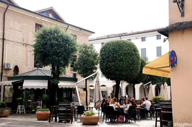 Piazzetta del centro con i tavolini all'aperto