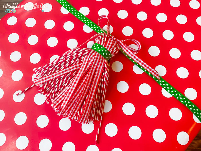 How to Make Christmas Tassels i should be mopping the floor