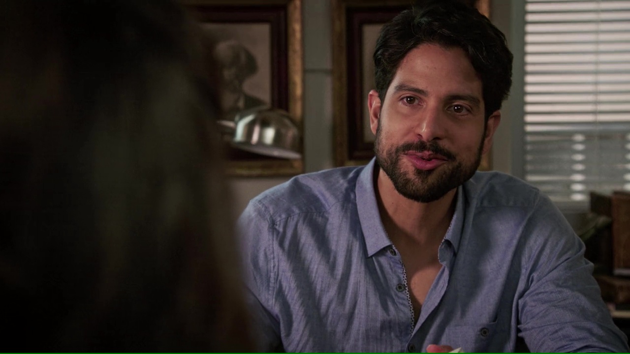 Films Et Séries Tv Avec Adam Rodríguez ausCAPS: Adam Rodriguez shirtless in Jane The Virgin 2-10 "Chapter