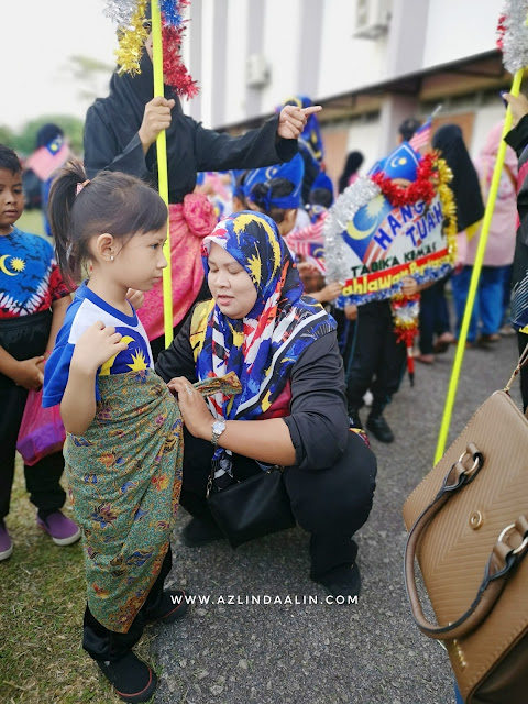 SAMBUTAN MERDEKA 2019 TADIKA ANAK DI PERHEBAT SG BULOH ! - Assalamualaikum w.b.t. Selamat sejahtera semua ! Selamat Hari Merdeka yang ke 62 Sayangi Malaysiaku MalaysiaBersih ! ! Selamat Hari Kebangsaan. Kali ini, lambat mummy wish dalam blog. Mood blogging ke laut dalam, sebab mummy dah start busy kerja, fikir strategi kerja lagi. Huhuhu. Mencabar juga menjadi pekerja + uruskan perniagaan sendiri ni. Bak kata daddy,"ini adalah jalan yang mummy pilih" > Yes ! My decision so..kena hadap dan usaha dan tawakkal. Terima kasih banyak juga kepada kawan-kawan yang support. Who knows who you are. Ada blogger, ada bff, ada kenalan yang refer sana sini. Love u ! Moga Allah limpahkan rezeki yang luas dan tanpa henti buat korang ! Okay...Business apa yang mummy buat? Bagi yang belum tahu atau tak tahu lagi. Korang boleh baca di SINI , SINI dan SINI SAMBUTAN MERDEKA 2019 TADIKA ANAK DI PERHEBAT SG BULOH ! Cuti panjang Merdeka kali ini, kami memang tak plan ke luar daerah / luar negeri atau ke luar Selangor. Rupanya ada hikmah ! Sekolah TABIKA KEMAS anak kami ada buat sambutan HARI MEREKA yang ke 62. Lokasi SAMBUTAN MERDEKA 2019 TADIKA ANAK DI PERHEBAT SG BULOH ! Sebenarnya kami suami isteri memang ada plan untuk bawa anak-anak ke sambutan Hari Merdeka. Kami memang belum pernah bawa mereka untuk pertunjukkkan real. Tup..Tup..Allah izinkannya kali ini. Dapatlah kami sekeluarga merasa sambuatan HARI MERDEKA 2019. Walaupun, SAMBUTAN MERDEKA 2019 TADIKA ANAK DI PERHEBAT SG BULOH ! Seawal pagi, kami dah siapkan anak-anak. Alhamdulillah kami tidak terlewat, malah kami awal sampai di PERHEBAT Sg Buloh ! Anak-anak excited memakai baju yang di berikan oleh cikgu TABIKA KEMAS mereka ! Seluar hitam, kain batik dan kasut sekolah je anak-anak pakai sendiri punya ! Menunggu cikgu depa Tarikh penting ! Disiapkan oleh cikgu TABIKA KEMAS lain. Anak-anak happy dapat join perbarisan. Dhia pula masuk menari juga Bersedia untuk perbarisan dan tarian. Masa ni Daim nak susu dan nak masuk dalam kereta. Daddy pulak lapar..tak ada makanan atau gerai jualan. Sudahnya ...kami tinggalkan je anak-anak hehe. Lagi pun dewan pun penuh, kita bagi ruang untuk ibu bapa lain untuk melihat persembahan anak masing-masing. Anak-anak kami memang suka kami tak tengok hahaha. Suruh tengok video dari cikgu je ! Dhia siap halau mummy. Jangan duduk dekat-dekat dia hehehe. Rasanya tak terlewat lagi untuk mummy ucapkan SELAMAT HARI KEBANGSAAN / HARI MERDEKA. Pastinya, cuti korang sangat bermakna.kan ! Btw, korang ke mana cuti lama tu? SAMBUTAN MERDEKA 2019 TADIKA ANAK DI PERHEBAT SG BULOH ! - Assalamualaikum w.b.t. Selamat sejahtera semua ! Selamat Hari Merdeka yang ke 62 Sayangi Malaysiaku MalaysiaBersih ! ! Selamat Hari Kebangsaan. Kali ini, lambat mummy wish dalam blog. Mood blogging ke laut dalam, sebab mummy dah start busy kerja, fikir strategi kerja lagi. Huhuhu. Mencabar juga menjadi pekerja + uruskan perniagaan sendiri ni. Bak kata daddy,"ini adalah jalan yang mummy pilih" > Yes ! My decision so..kena hadap dan usaha dan tawakkal. Terima kasih banyak juga kepada kawan-kawan yang support. Who knows who you are. Ada blogger, ada bff, ada kenalan yang refer sana sini. Love u ! Moga Allah limpahkan rezeki yang luas dan tanpa henti buat korang ! Okay...Business apa yang mummy buat? Bagi yang belum tahu atau tak tahu lagi. Korang boleh baca di SINI , SINI dan SINI SAMBUTAN MERDEKA 2019 TADIKA ANAK DI PERHEBAT SG BULOH ! Cuti panjang Merdeka kali ini, kami memang tak plan ke luar daerah / luar negeri atau ke luar Selangor. Rupanya ada hikmah ! Sekolah TABIKA KEMAS anak kami ada buat sambutan HARI MEREKA yang ke 62. Lokasi SAMBUTAN MERDEKA 2019 TADIKA ANAK DI PERHEBAT SG BULOH ! Sebenarnya kami suami isteri memang ada plan untuk bawa anak-anak ke sambutan Hari Merdeka. Kami memang belum pernah bawa mereka untuk pertunjukkkan real. Tup..Tup..Allah izinkannya kali ini. Dapatlah kami sekeluarga merasa sambuatan HARI MERDEKA 2019. Walaupun, SAMBUTAN MERDEKA 2019 TADIKA ANAK DI PERHEBAT SG BULOH ! Seawal pagi, kami dah siapkan anak-anak. Alhamdulillah kami tidak terlewat, malah kami awal sampai di PERHEBAT Sg Buloh ! Anak-anak excited memakai baju yang di berikan oleh cikgu TABIKA KEMAS mereka ! Seluar hitam, kain batik dan kasut sekolah je anak-anak pakai sendiri punya ! Menunggu cikgu depa Tarikh penting ! Disiapkan oleh cikgu TABIKA KEMAS lain. Anak-anak happy dapat join perbarisan. Dhia pula masuk menari juga Bersedia untuk perbarisan dan tarian. Masa ni Daim nak susu dan nak masuk dalam kereta. Daddy pulak lapar..tak ada makanan atau gerai jualan. Sudahnya ...kami tinggalkan je anak-anak hehe. Lagi pun dewan pun penuh, kita bagi ruang untuk ibu bapa lain untuk melihat persembahan anak masing-masing. Anak-anak kami memang suka kami tak tengok hahaha. Suruh tengok video dari cikgu je ! Dhia siap halau mummy. Jangan duduk dekat-dekat dia hehehe. Rasanya tak terlewat lagi untuk mummy ucapkan SELAMAT HARI KEBANGSAAN / HARI MERDEKA. Pastinya, cuti korang sangat bermakna.kan ! Btw, korang ke mana cuti lama tu?