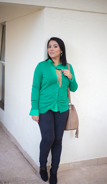 Camisa verde + cardigã verde no look do dia