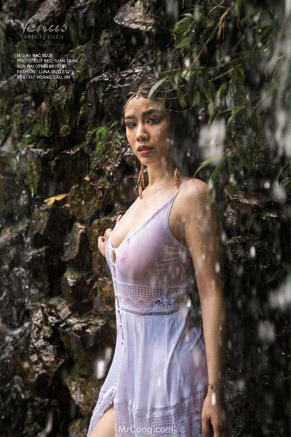 Linh Miu boldly let go of her chest in a set of photos taken under a waterfall photo 2-16