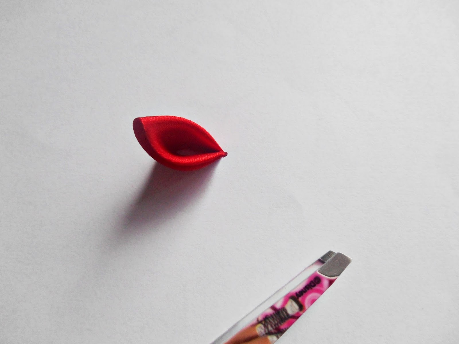 Szarokolorowa Jak Zrobic Kwiatek Ze Wstazki Kanzashi Krok Po Kroku