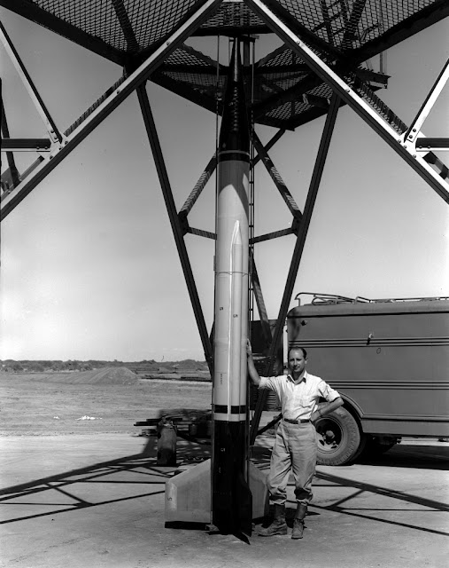 Директор Лаборатории реактивного движения Фрэнк Малина с ракетой WAC Corporal; 1945 год. NASA/JPL jpl.nasa.gov