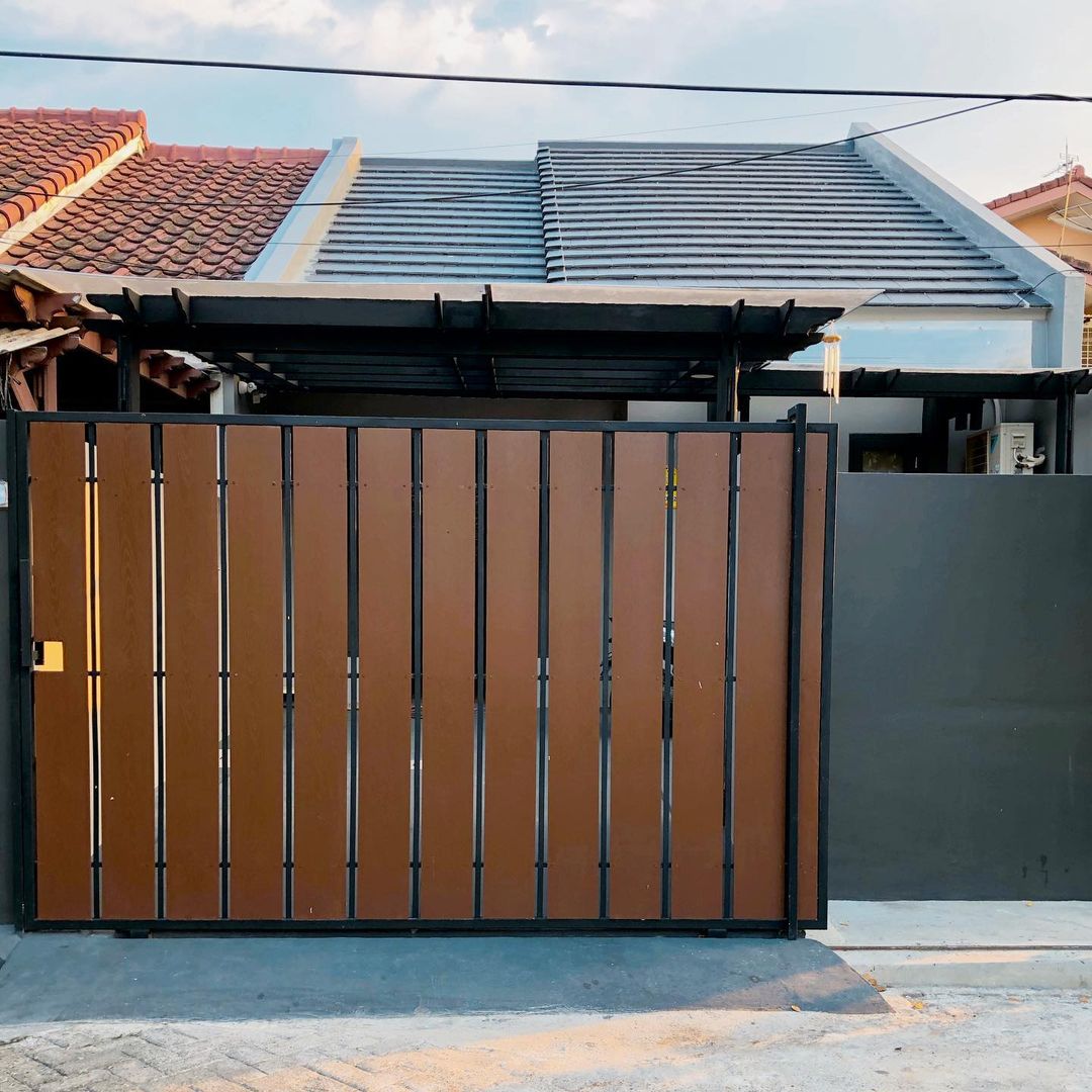 Desain Pagar Minimalis Paduan Tembok dan Woodplank, Kesan Elegan